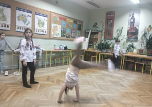 Nuda jest nam obca_świetliczaki w akcji_ćwiczenia rozciągające.