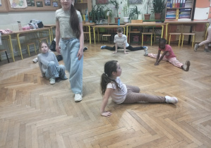 Nuda jest nam obca_świetliczaki w akcji_ćwiczenia rozciągające.