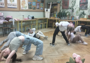 Nuda jest nam obca_świetliczaki w akcji_ćwiczenia rozciągające.