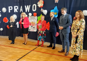 "Mały obywatel - duża sprawa"_podsumowanie projektu_sędzia Anna Maria Wesołowska i zaproszeni goście z Okręgowej Rady Adwokackiej.