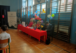 "Mały obywatel - duża sprawa"_podsumowanie projektu z udziałem sędzi Anny Marii Wesołowskiej_na zdjęciu dyrektor szkoły oraz zaproszeni goście z Okręgowej Rady Adwokackiej, Rady Radców Prawnych, Izby Komorniczej oraz sędzia Dorota Drab.