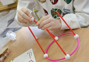 Innowacja "Planszówkowa Akademia Kompetencji Kluczowych"_klasa 2b podczas gier.