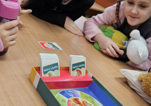 Innowacja "Planszówkowa Akademia Kompetencji Kluczowych"_klasa 2b podczas gier.