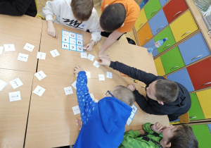 Innowacja "Planszówkowa Akademia Kompetencji Kluczowych"_klasa 2b podczas gier.