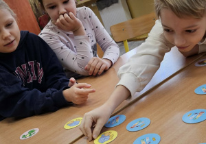 Innowacja "Planszówkowa Akademia Kompetencji Kluczowych"_klasa 2b podczas gier.