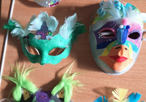 Maski karnawałowe biorące udział w konkursie "Maska Karnawałowa".