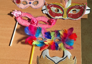 Maski karnawałowe biorące udział w konkursie "Maska Karnawałowa".