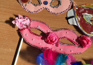 Maski karnawałowe biorące udział w konkursie "Maska Karnawałowa".