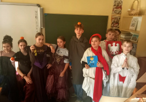"Obiady czwartkowe" na lekcji historii w klasie 6a_uczniowie wcielający się w poszczególne role.