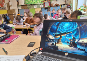 Pierwszoklasiści na tropie kosmicznych nowinek_klasa 1a_moment oglądania filmu tematycznego.