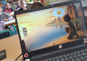 Pierwszoklasiści na tropie kosmicznych nowinek_klasa 1a_moment oglądania filmu tematycznego.