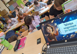 Pierwszoklasiści na tropie kosmicznych nowinek_klasa 1a_moment oglądania filmu tematycznego.