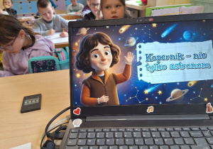 Pierwszoklasiści na tropie kosmicznych nowinek_klasa 1a_moment oglądania filmu tematycznego.