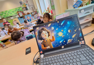 Pierwszoklasiści na tropie kosmicznych nowinek_klasa 1a_moment oglądania filmu tematycznego.