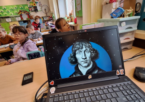 Pierwszoklasiści na tropie kosmicznych nowinek_klasa 1a_moment oglądania filmu tematycznego.