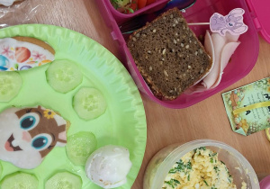 Przedświątecznie w klasie 1a_tradycje wielkanocne_moment szykowania świątecznego posiłku.