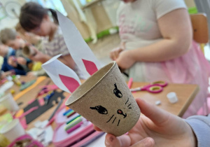 Przedświątecznie w klasie 1a_tradycje wielkanocne_moment ozdabiania pojemnika na rzeżuchę.