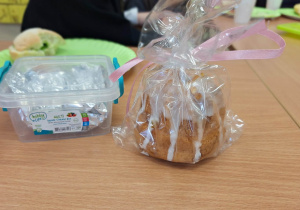 Przedświątecznie w klasie 1a_tradycje wielkanocne_moment szykowania świątecznego posiłku.