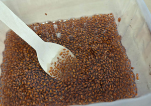 Przedświątecznie w klasie 1a_tradycje wielkanocne_moment ozdabiania pojemnika wysiewania rzeżuchy.