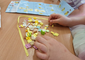 Przedświątecznie w klasie 1a_tradycje wielkanocne_tuż po wizycie Wielkanocnego Zajączka_składanie drobnych upominków.