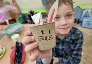 Przedświątecznie w klasie 1a_tradycje wielkanocne_moment ozdabiania pojemnika na rzeżuchę..