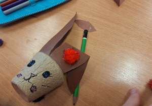 Przedświątecznie w klasie 1a_tradycje wielkanocne_moment ozdabiania pojemnika na rzeżuchę.