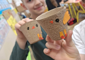 Przedświątecznie w klasie 1a_tradycje wielkanocne_moment ozdabiania pojemnika na rzeżuchę.