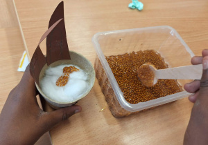 Przedświątecznie w klasie 1a_tradycje wielkanocne_moment ozdabiania pojemnika wysiewania rzeżuchy.