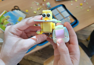 Przedświątecznie w klasie 1a_tradycje wielkanocne_tuż po wizycie Wielkanocnego Zajączka_efekt finalny po złożeniu drobnego upominku.