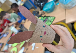 Przedświątecznie w klasie 1a_tradycje wielkanocne_moment ozdabiania pojemnika na rzeżuchę.