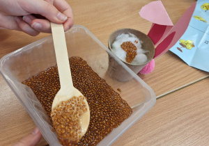 Przedświątecznie w klasie 1a_tradycje wielkanocne_moment ozdabiania pojemnika wysiewania rzeżuchy.