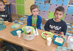 Przedświątecznie w klasie 1a_tradycje wielkanocne_moment szykowania świątecznego posiłku.