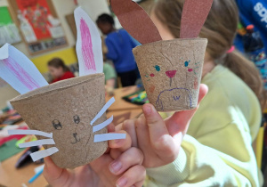 Przedświątecznie w klasie 1a_tradycje wielkanocne_moment ozdabiania pojemnika na rzeżuchę.