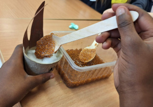 Przedświątecznie w klasie 1a_tradycje wielkanocne_moment ozdabiania pojemnika wysiewania rzeżuchy.