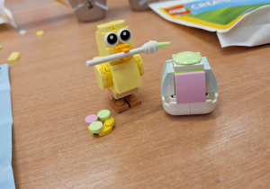 Przedświątecznie w klasie 1a_tradycje wielkanocne_tuż po wizycie Wielkanocnego Zajączka_efekt finalny po złożeniu drobnego upominku.