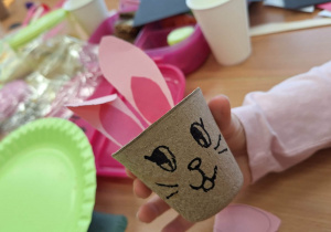 Przedświątecznie w klasie 1a_tradycje wielkanocne_moment ozdabiania pojemnika na rzeżuchę.