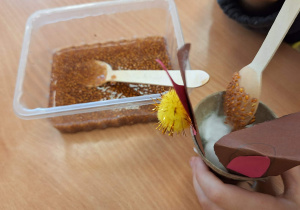 Przedświątecznie w klasie 1a_tradycje wielkanocne_moment ozdabiania pojemnika wysiewania rzeżuchy.