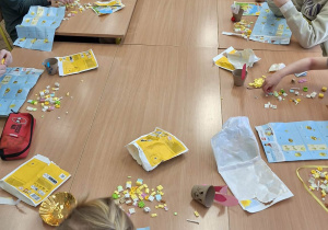 Przedświątecznie w klasie 1a_tradycje wielkanocne_tuż po wizycie Wielkanocnego Zajączka_składanie drobnych upominków.