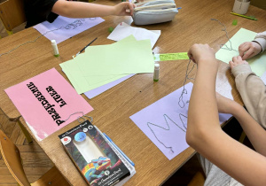 Kreatywne podsumowanie lektury w klasie 4a_uczniowie uczestniczący w wyjątkowych lekcjach kleksografii, przędzenia liter i geografii.