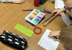 Kreatywne podsumowanie lektury w klasie 4a_uczniowie uczestniczący w wyjątkowych lekcjach kleksografii, przędzenia liter i geografii.