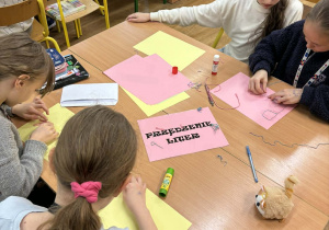 Kreatywne podsumowanie lektury w klasie 4a_uczniowie uczestniczący w wyjątkowych lekcjach kleksografii, przędzenia liter i geografii.