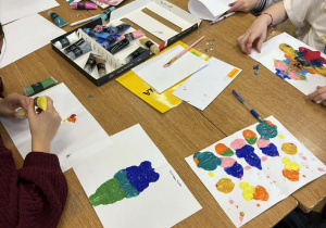 Kreatywne podsumowanie lektury w klasie 4a_uczniowie uczestniczący w wyjątkowych lekcjach kleksografii, przędzenia liter i geografii.