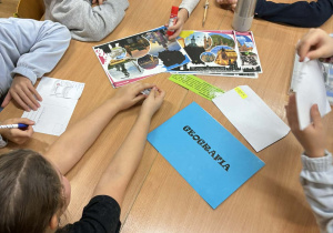 Kreatywne podsumowanie lektury w klasie 4a_uczniowie uczestniczący w wyjątkowych lekcjach kleksografii, przędzenia liter i geografii.