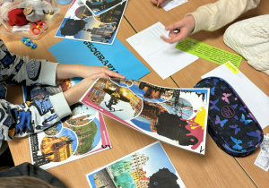 Kreatywne podsumowanie lektury w klasie 4a_uczniowie uczestniczący w wyjątkowych lekcjach kleksografii, przędzenia liter i geografii.