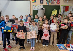 Wiosenna akcja "Dzień bez plecaka"_projektowo w klasie 1a_pamiątkowe zdjęcie grupowe.