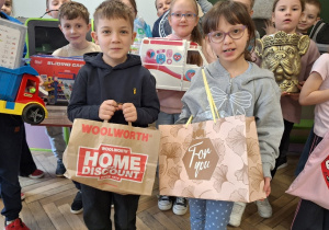 Wiosenna akcja "Dzień bez plecaka"_projektowo w klasie 1a_uczniowie prezentujący swoje pojemniki na książki.