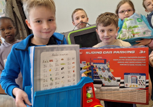 Wiosenna akcja "Dzień bez plecaka"_projektowo w klasie 1a_uczniowie prezentujący swoje pojemniki na książki.