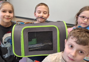 Wiosenna akcja "Dzień bez plecaka"_projektowo w klasie 1a_uczniowie prezentujący swoje pojemniki na książki.