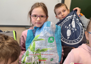 Wiosenna akcja "Dzień bez plecaka"_projektowo w klasie 1a_uczniowie prezentujący swoje pojemniki na książki.