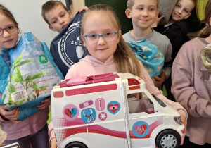 Wiosenna akcja "Dzień bez plecaka"_projektowo w klasie 1a_uczniowie prezentujący swoje pojemniki na książki.